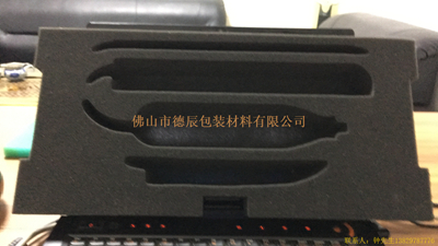 佛山市德辰包裝材料有限公司擁有先進(jìn)的海綿機(jī)械,海綿發(fā)泡機(jī),平切機(jī),上膠機(jī),直切機(jī)，海綿再生機(jī),等,可以生產(chǎn)各種不同形狀規(guī)格的海綿制品和包裝海綿!

