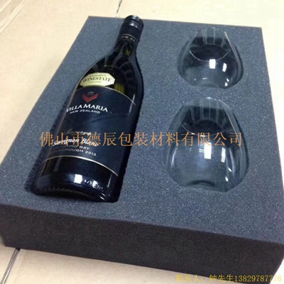 海綿內(nèi)托對各行各業(yè)產(chǎn)品起到絕緣、密封、防震、防塵、填充、隔音、固定，能夠保護(hù)包裝產(chǎn)品在運(yùn)輸過程中安然無恙，起到保護(hù)產(chǎn)品的一個作用，同時可以美化產(chǎn)品，提升產(chǎn)品檔次。