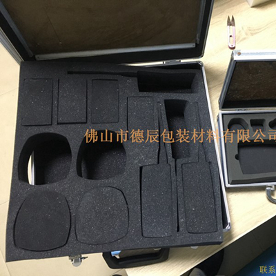 海綿內(nèi)托對各行各業(yè)產(chǎn)品起到絕緣、密封、防震、防塵、填充、隔音、固定，能夠保護(hù)包裝產(chǎn)品在運(yùn)輸過程中安然無恙，起到保護(hù)產(chǎn)品的一個作用，同時可以美化產(chǎn)品，提升產(chǎn)品檔次。