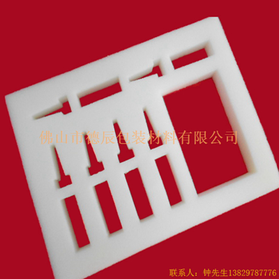 海綿內(nèi)托對(duì)各行各業(yè)產(chǎn)品起到絕緣、密封、防震、防塵、填充、隔音、固定，能夠保護(hù)包裝產(chǎn)品在運(yùn)輸過程中安然無恙，起到保護(hù)產(chǎn)品的一個(gè)作用，同時(shí)可以美化產(chǎn)品，提升產(chǎn)品檔次。
