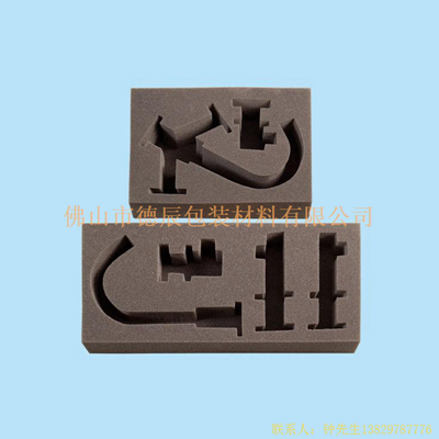 海綿內(nèi)托對(duì)各行各業(yè)產(chǎn)品起到絕緣、密封、防震、防塵、填充、隔音、固定，能夠保護(hù)包裝產(chǎn)品在運(yùn)輸過程中安然無恙，起到保護(hù)產(chǎn)品的一個(gè)作用，同時(shí)可以美化產(chǎn)品，提升產(chǎn)品檔次。