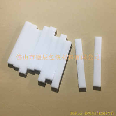 醫(yī)用防護(hù)面罩的海綿主要起到緩沖面部（主要是額頭）與PVC膠片的作用，起到密封的作用，因?yàn)楹＞d柔軟的特點(diǎn)，從而讓額頭與膠片完美的貼合，加上海綿柔軟與舒適性使得醫(yī)生在佩戴面罩的時(shí)候非常舒適。
